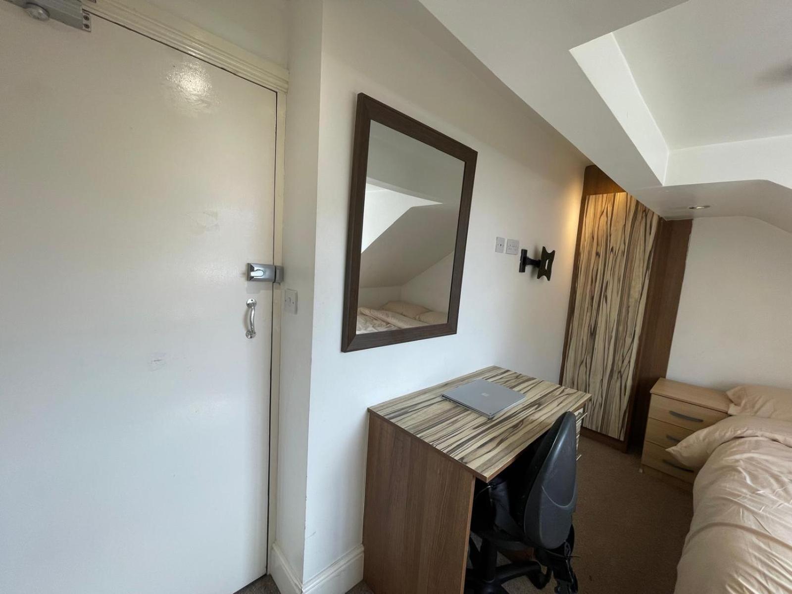 Town Centre, Very Convenient Newcastle-under-Lyme Exterior foto